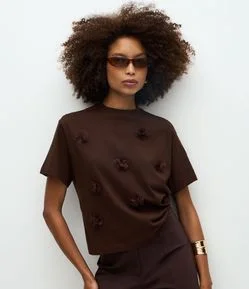 Blusa em Algodão com Aplicação de Flores em Relevo