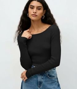 Blusa Básica Ombro a Ombro Transpassado em Tricô