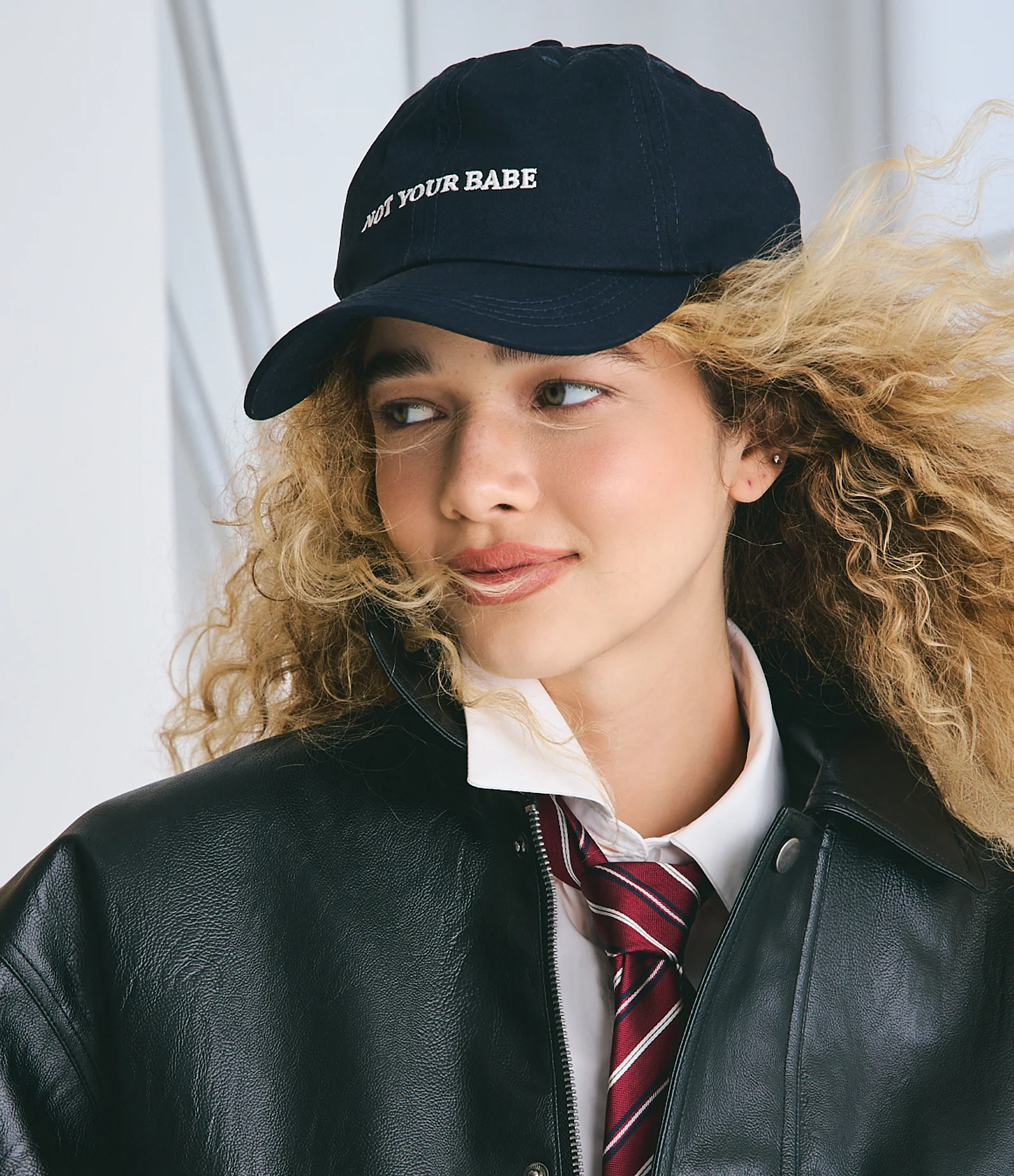 Boné Aba Curva em Sarja com Bordado Not Your Babe Azul Marinho 1