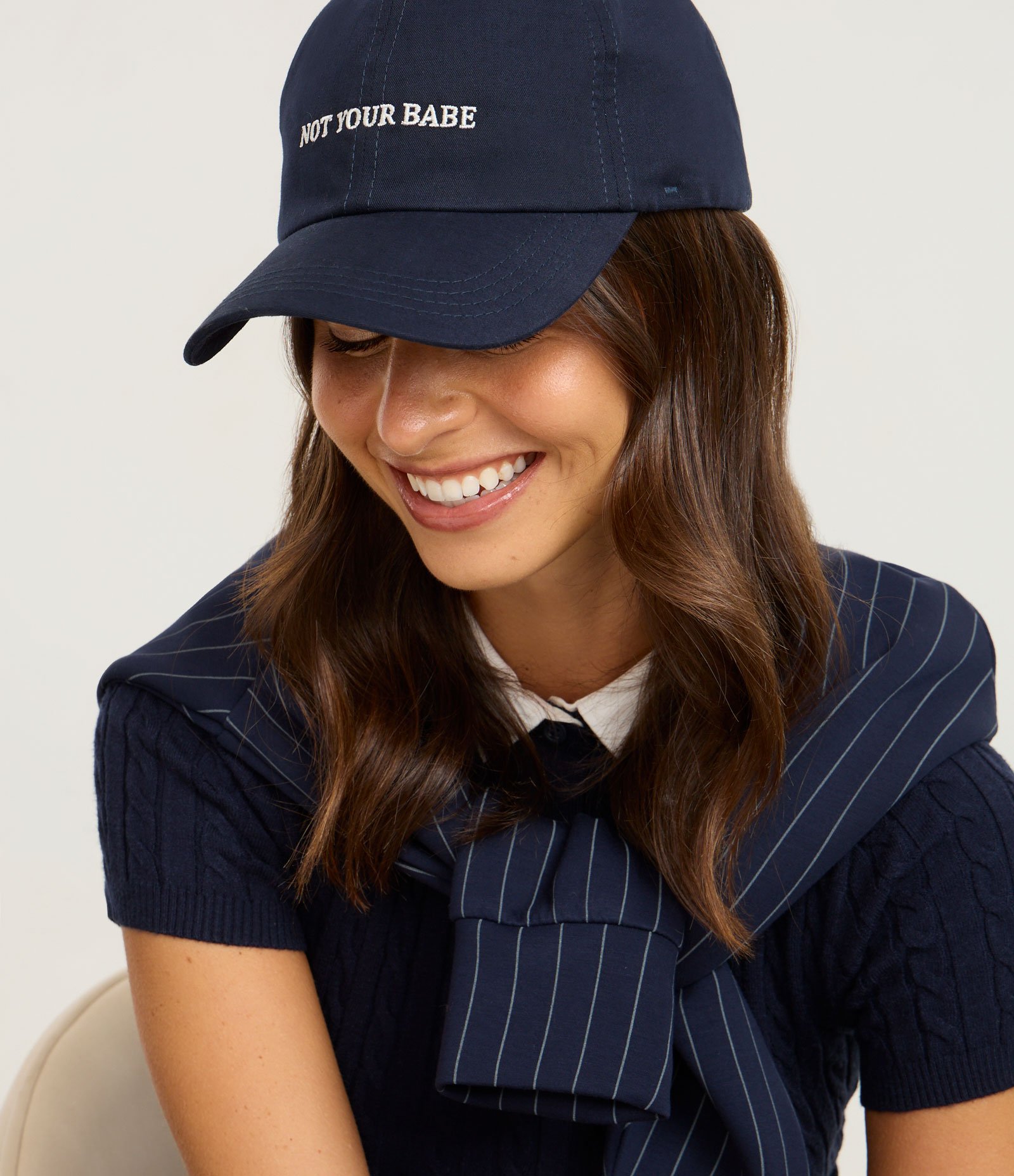 Boné Aba Curva em Sarja com Bordado Not Your Babe Azul Marinho 2