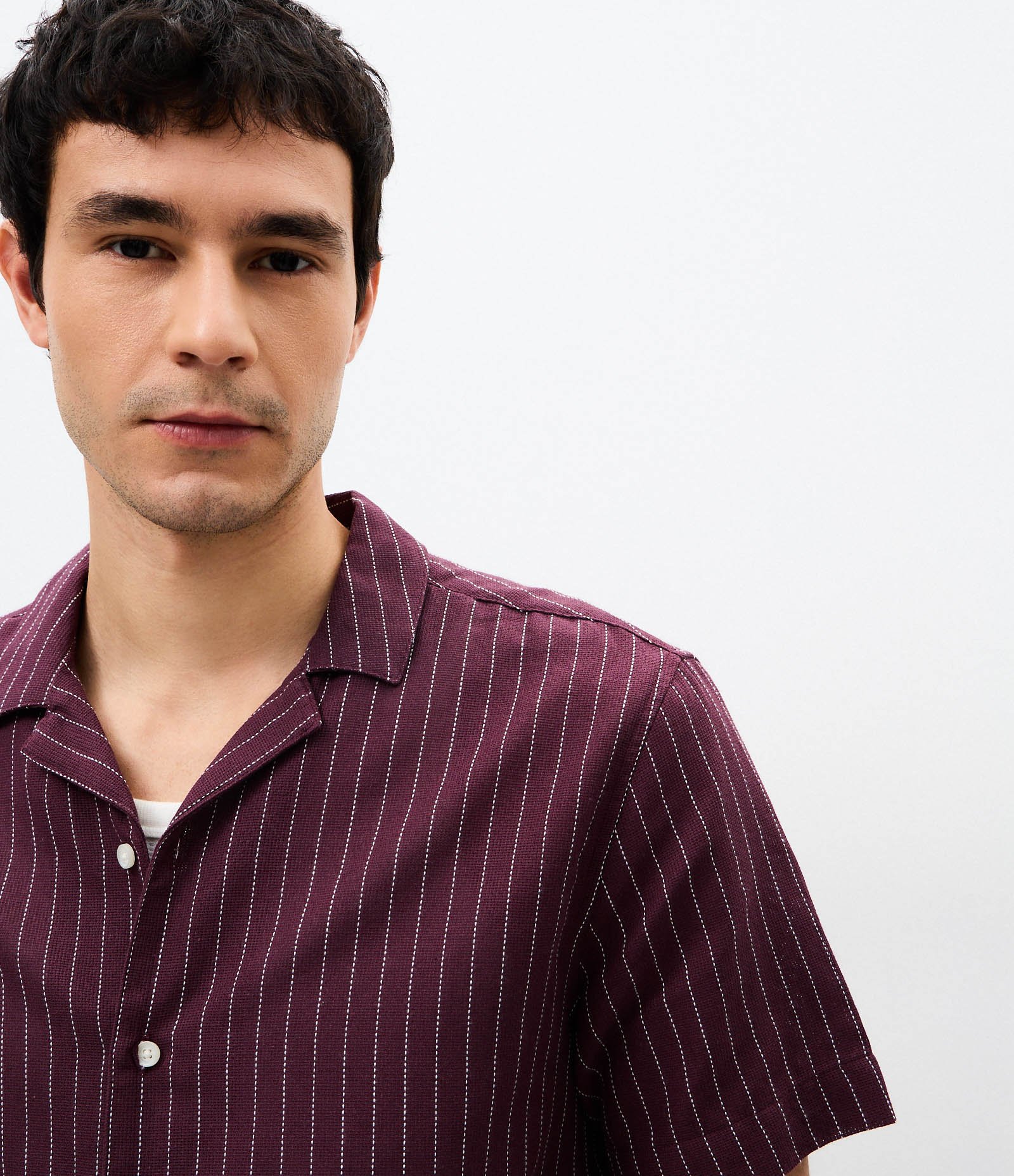 Camisa Comfort Manga Curta em Algodão Texturizada Bordô 3
