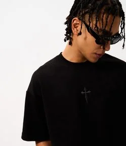 Camiseta Oversized em Suede com Bordado de Cruz e Lettering