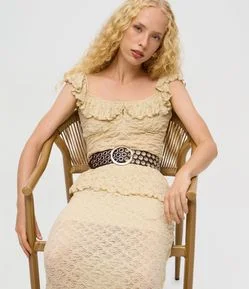 Blusa em Renda Texturizada com Decote Quadrado e Babados