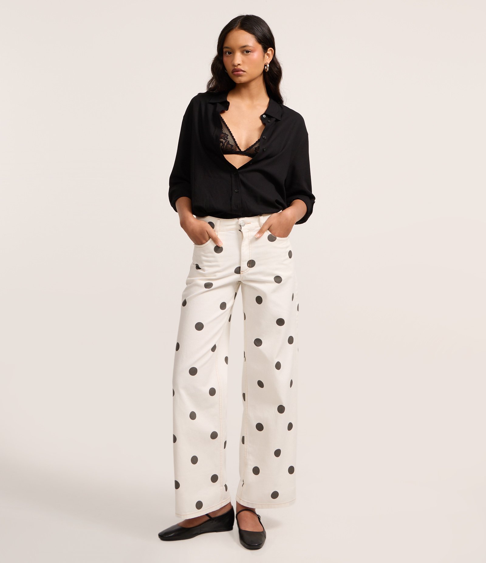 Calça Loose Cintura Baixa em Sarja em Estampa Poá Branco 1