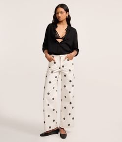 Calça Loose Cintura Baixa em Sarja em Estampa Poá