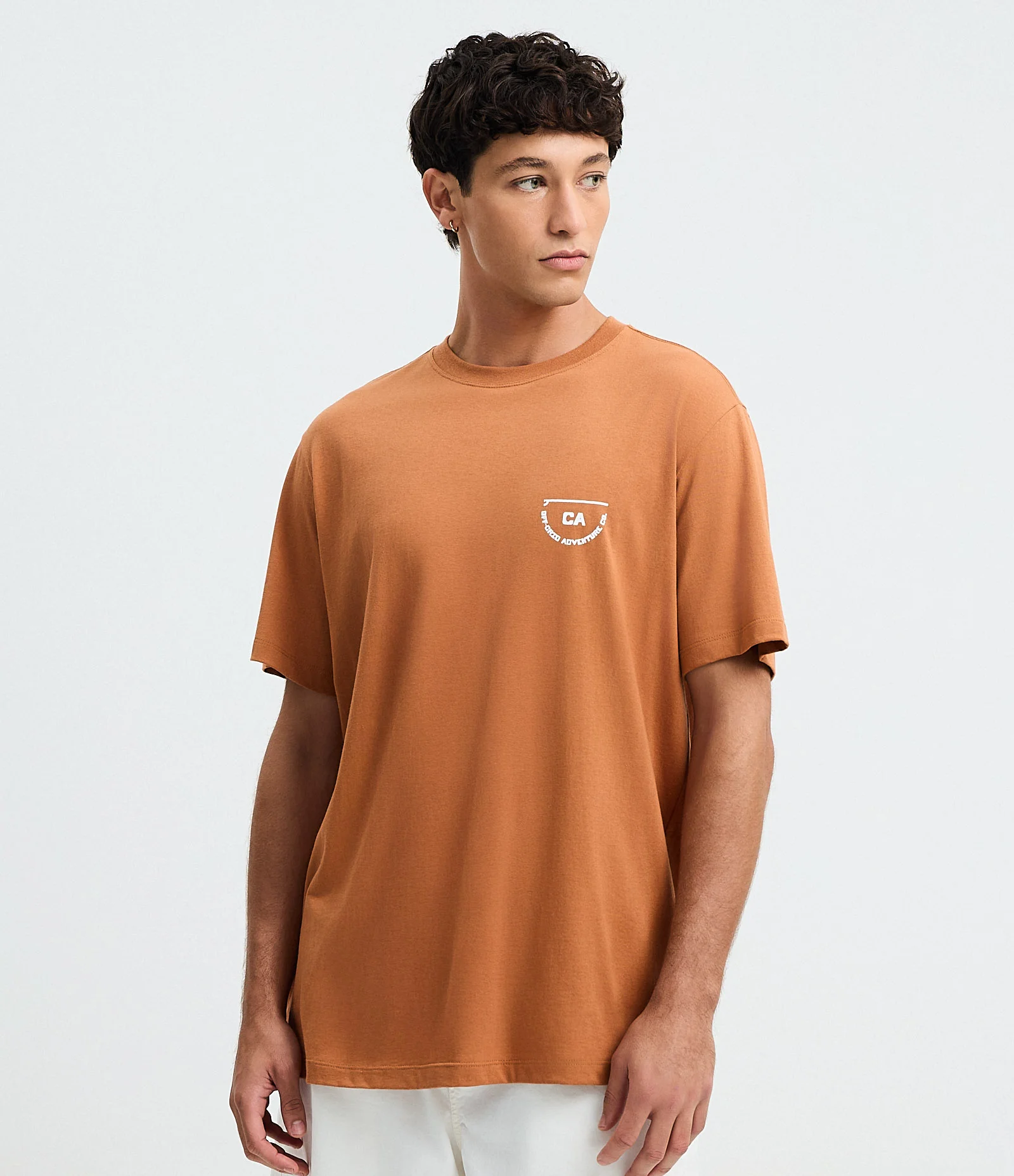 Camiseta Comfort em Algodão com Estampa de Letras Travelers Laranja 1