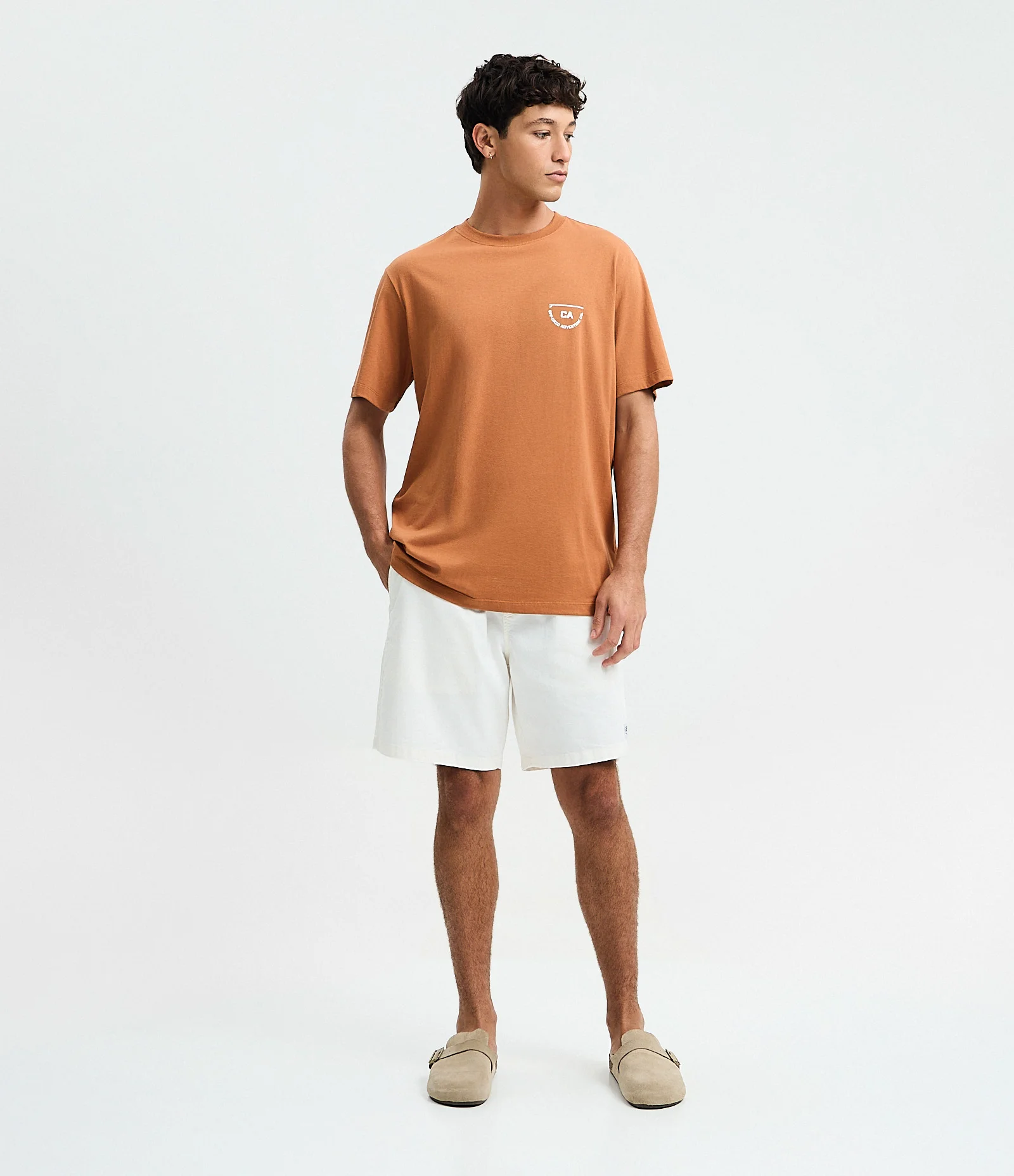 Camiseta Comfort em Algodão com Estampa de Letras Travelers Laranja 2