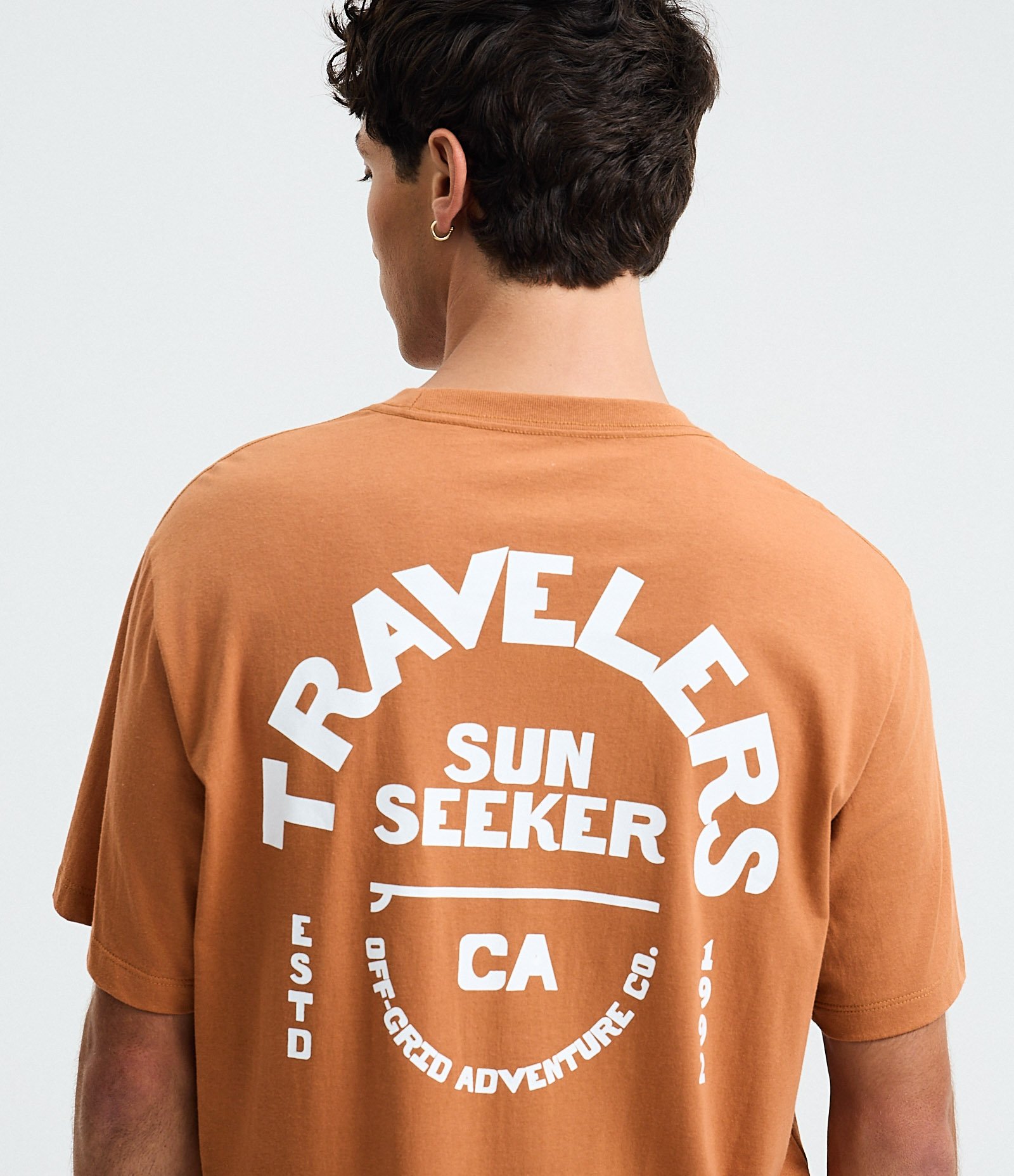 Camiseta Comfort em Algodão com Estampa de Letras Travelers Laranja 3
