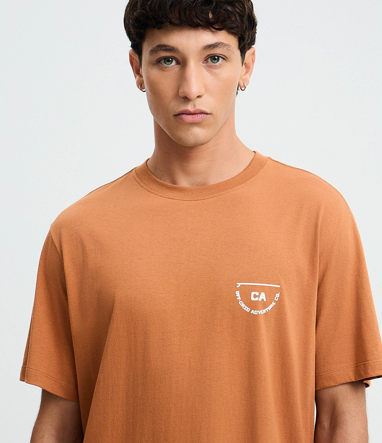 Camiseta Comfort em Algodão com Estampa de Letras Travelers Laranja 4