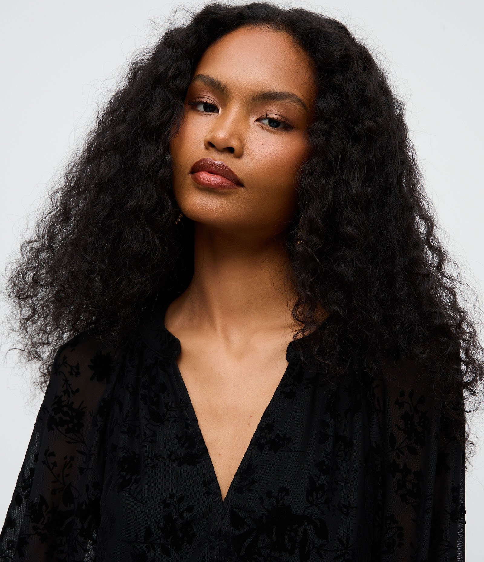 Blusa Manga Longa em Tule Texturizado com Decote V Preto 3