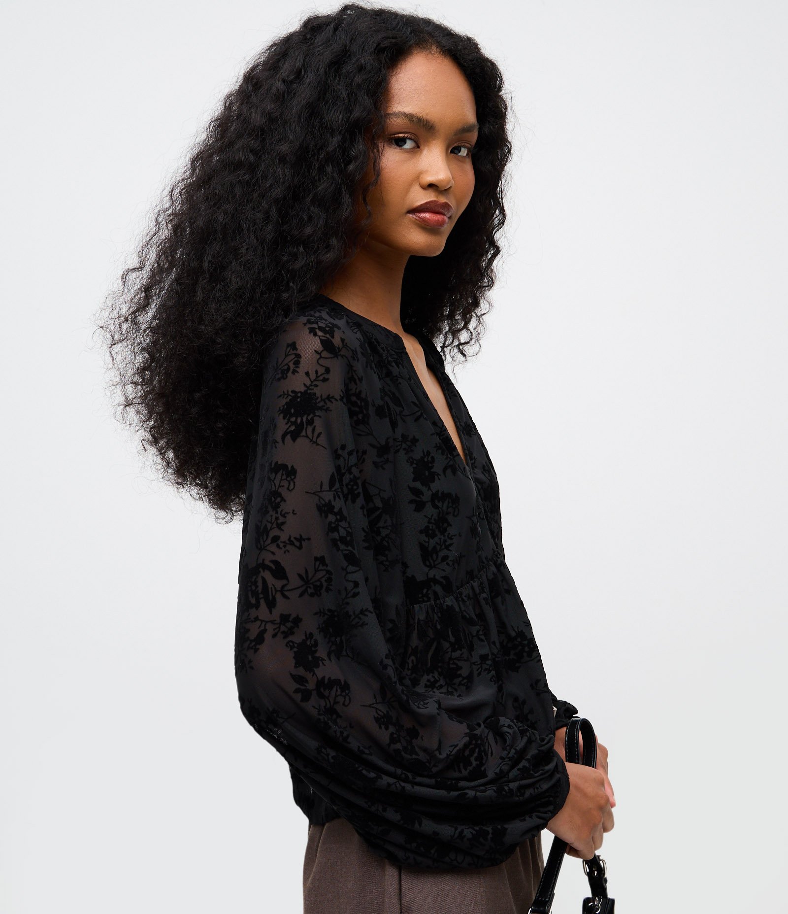 Blusa Manga Longa em Tule Texturizado com Decote V Preto 4