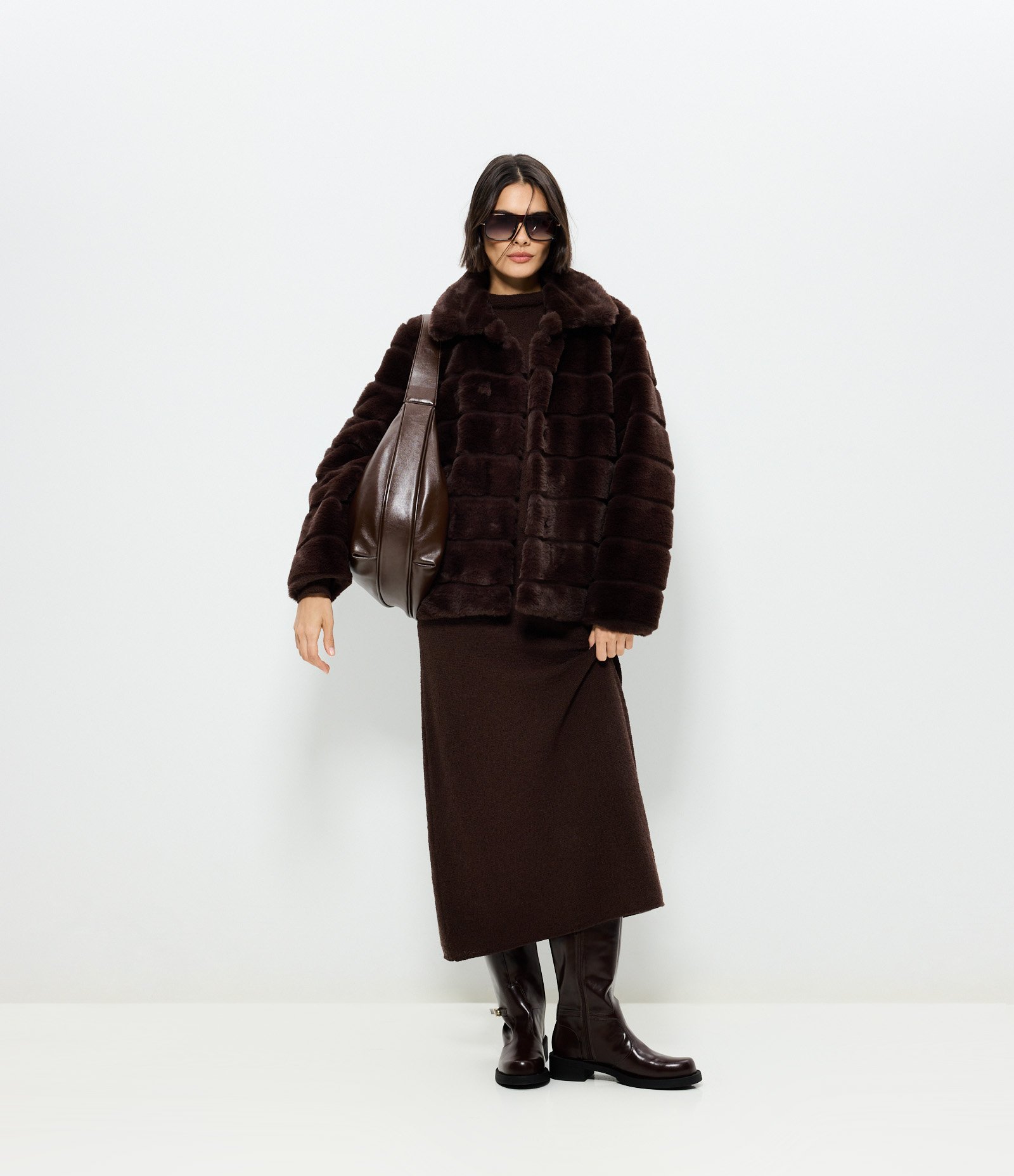 Vestido Midi em Tricô com Puxadinho Lateral Marrom 1