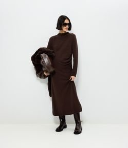 Vestido Midi em Tricô com Puxadinho Lateral