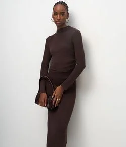 Vestido Midi em Tricô com Puxadinho Lateral