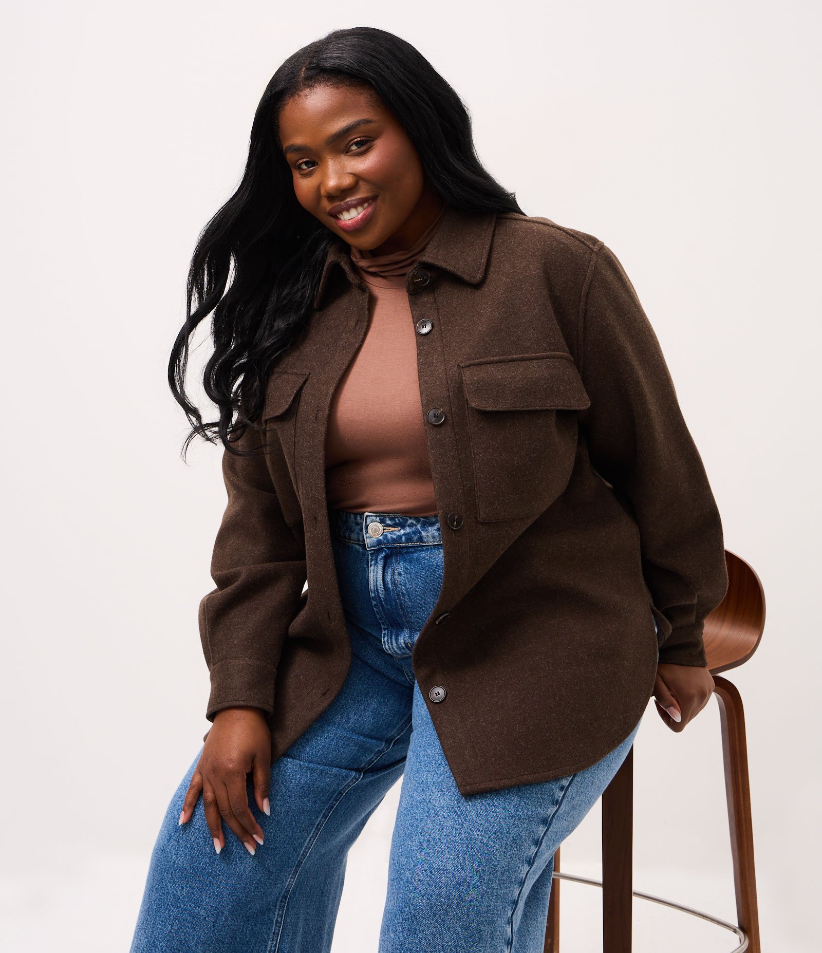 Camisa Leve em Polyvelour Alongada Curve & Plus Size Marrom 1