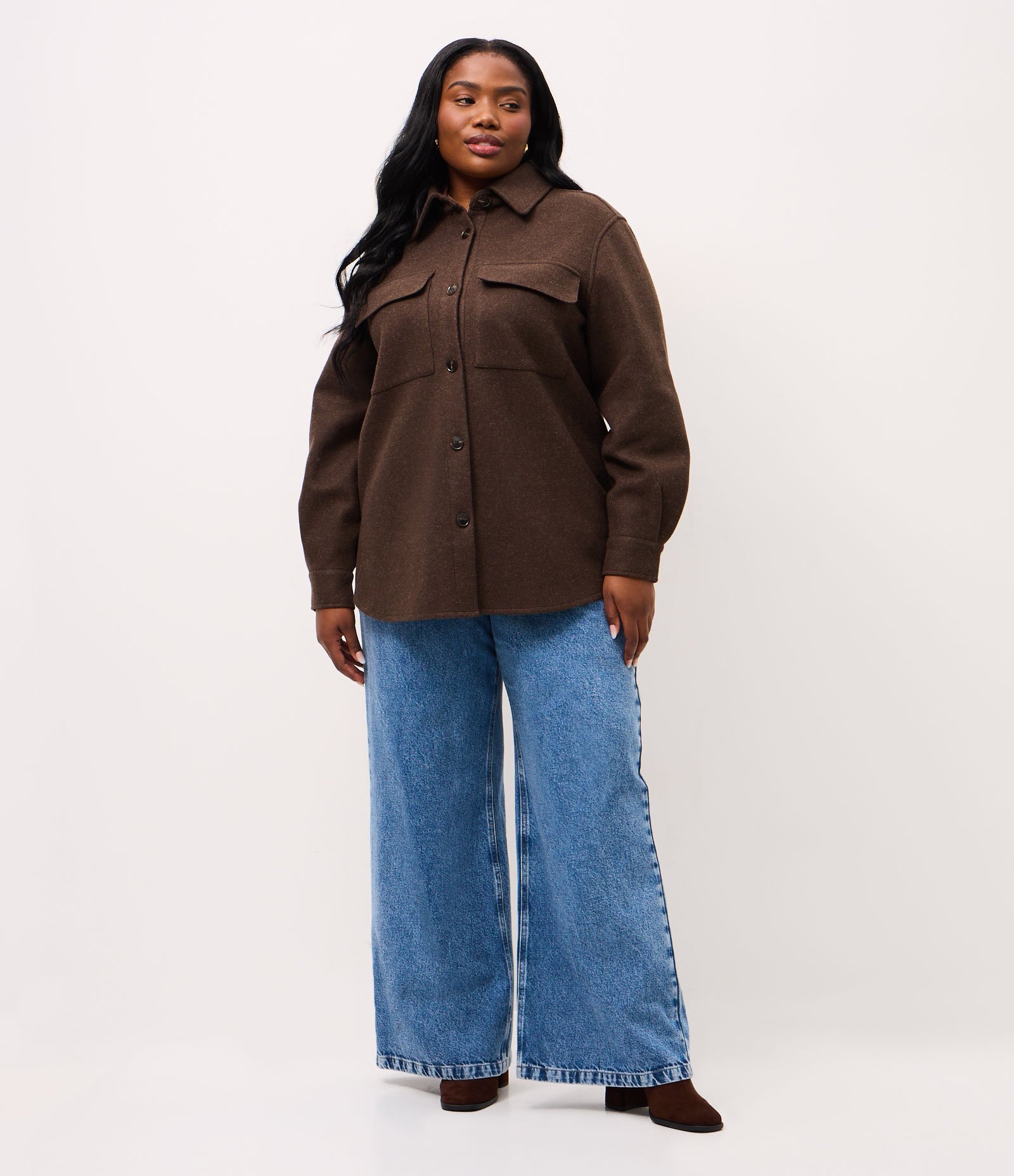 Camisa Leve em Polyvelour Alongada Curve & Plus Size Marrom 2