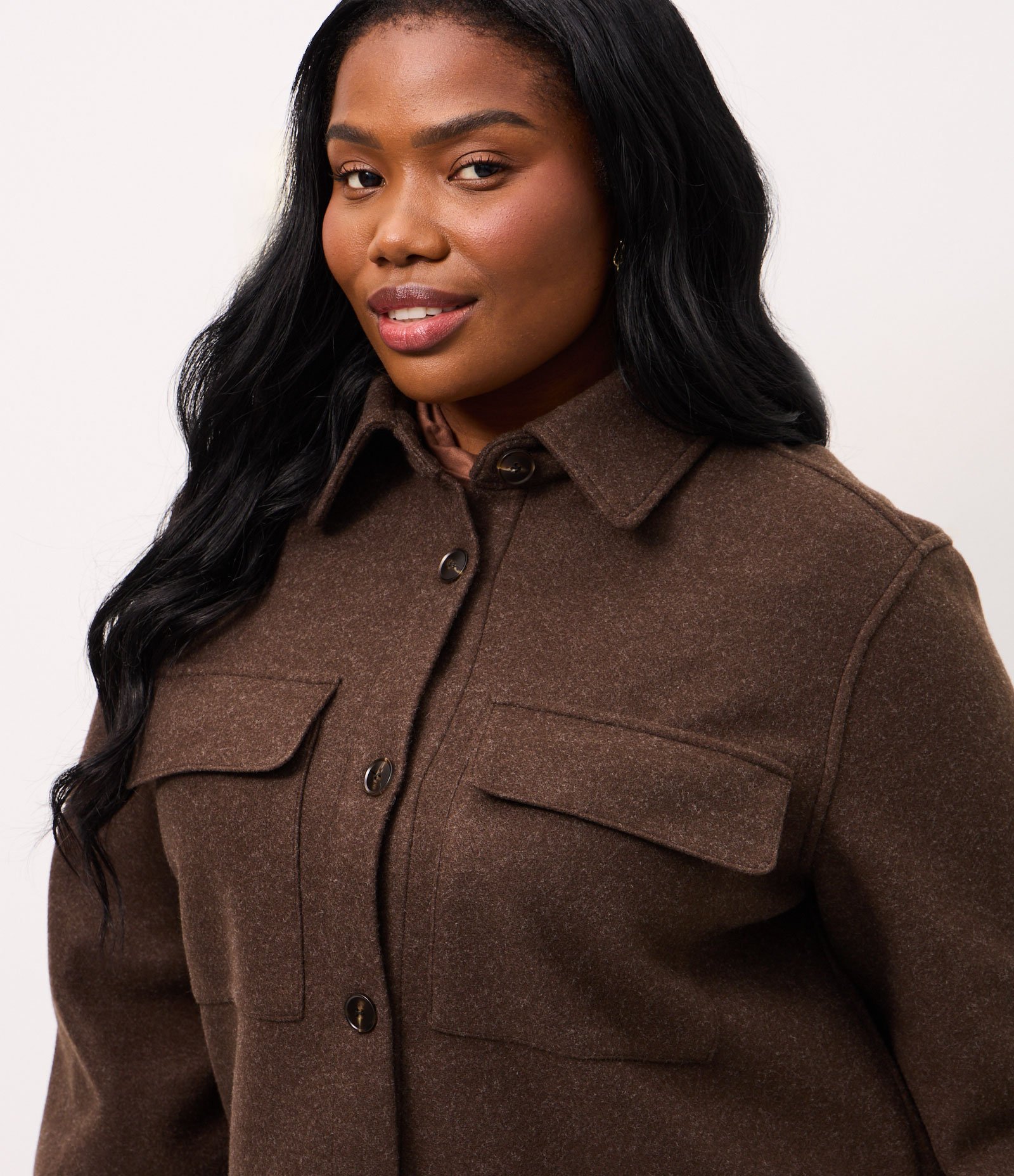 Camisa Leve em Polyvelour Alongada Curve & Plus Size Marrom 3