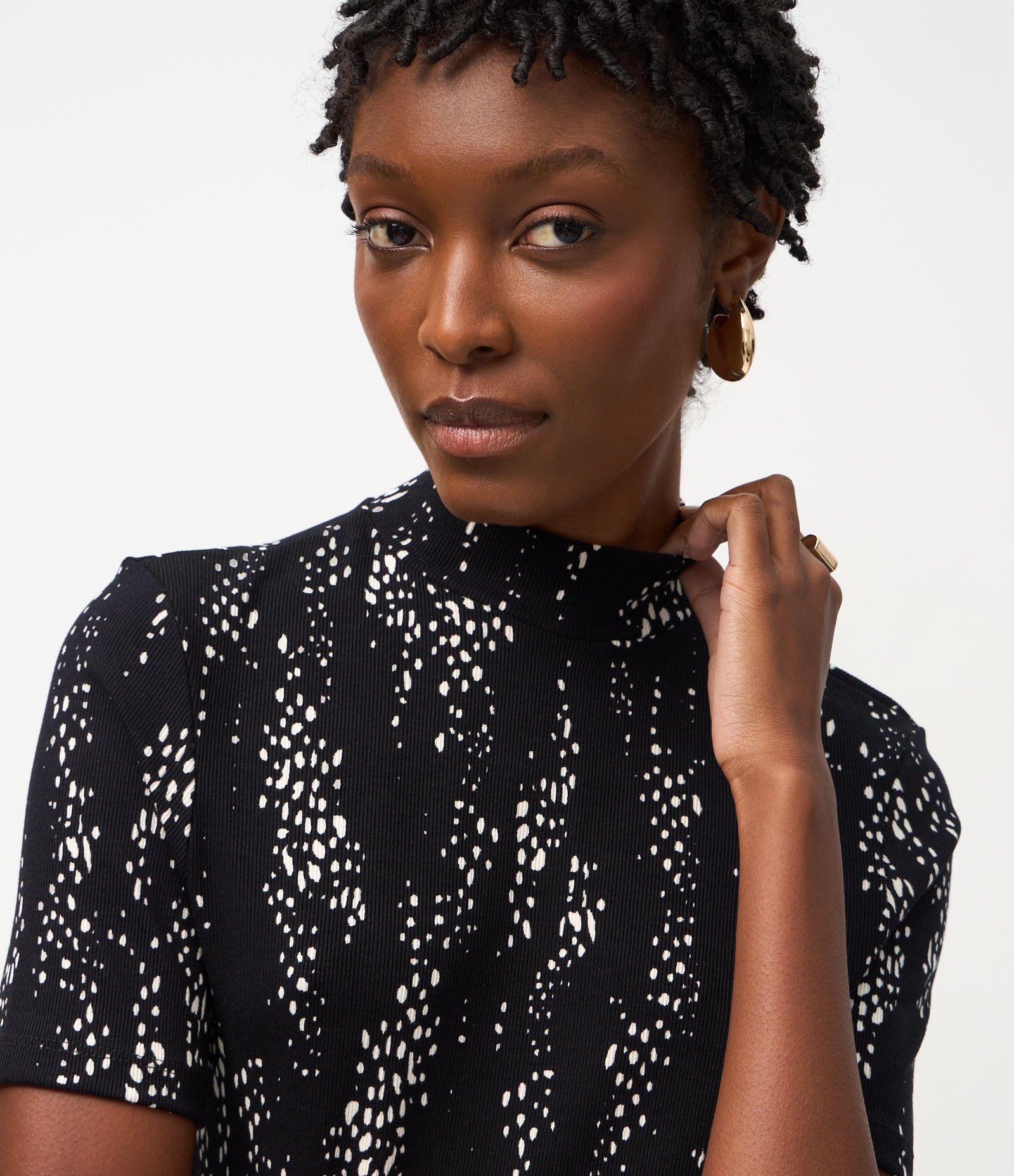Blusa em Ribana com Golinha Ajustada e Estampa Abstrata Preto 3