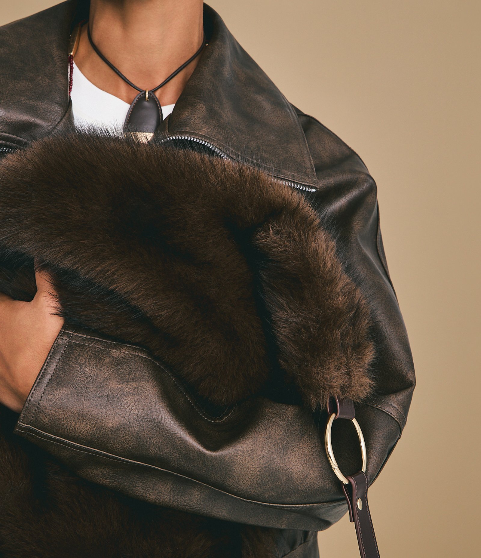 Bolsa Hobo Grande com Pelinhos Marrom 2