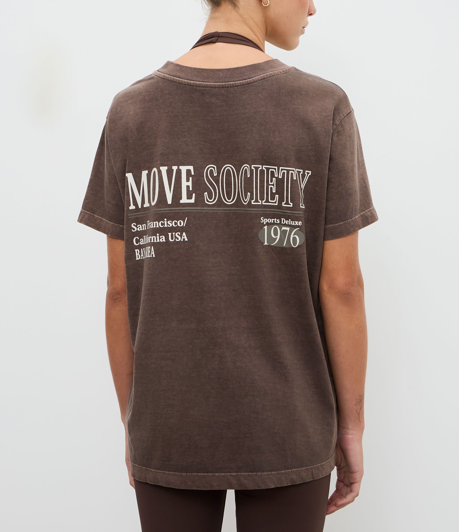 Camiseta Esportiva Oversized Estonada com Estampa Lettering Marrom 4