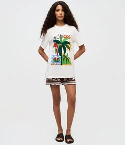 Camiseta Alongada com Estampa Trópicos e Bordado