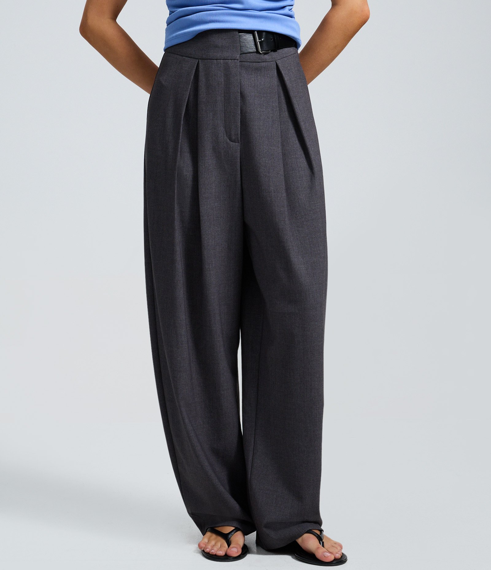 Calça Alfaiatada Barrel Cinza 3