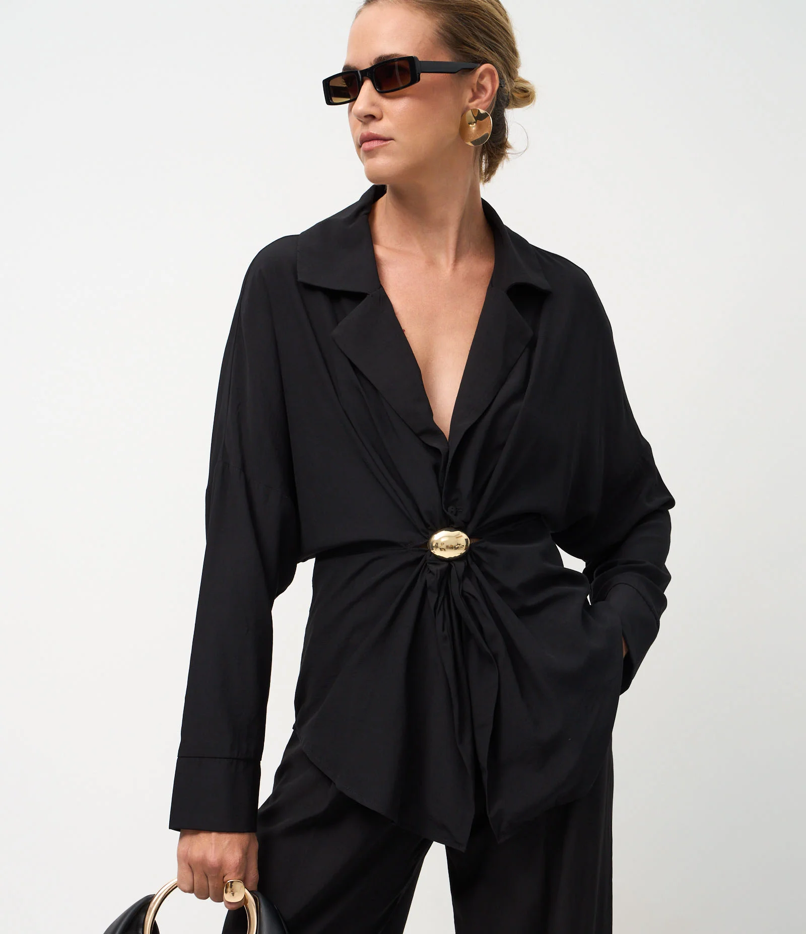 Camisa Ampla Acetinada com Aviamento Central Preto 1