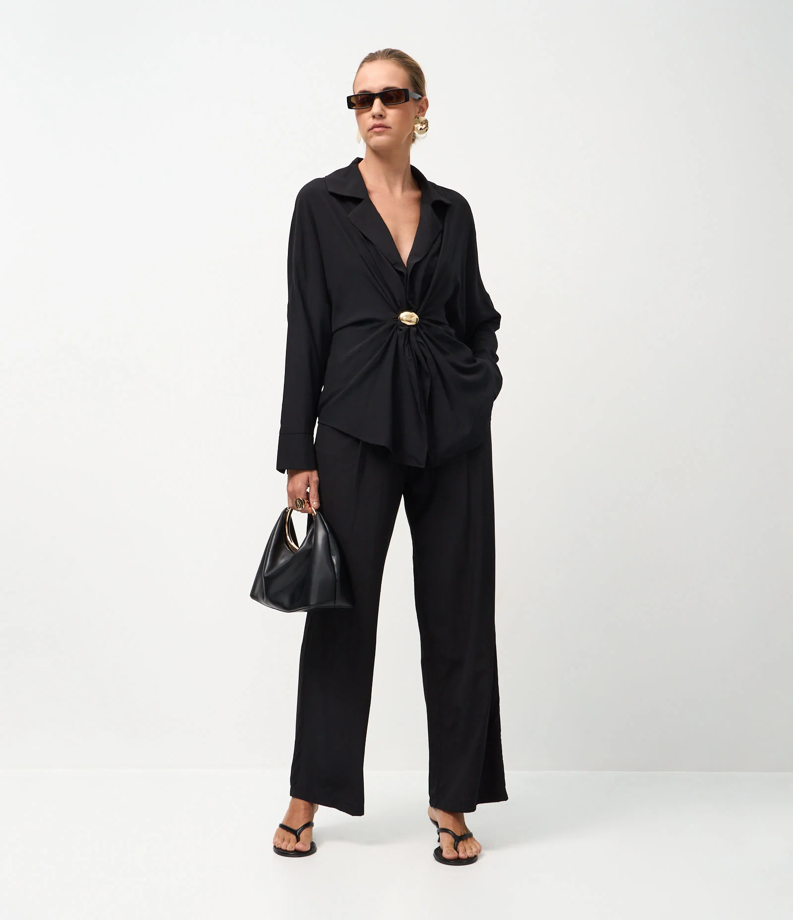 Camisa Ampla Acetinada com Aviamento Central Preto 2