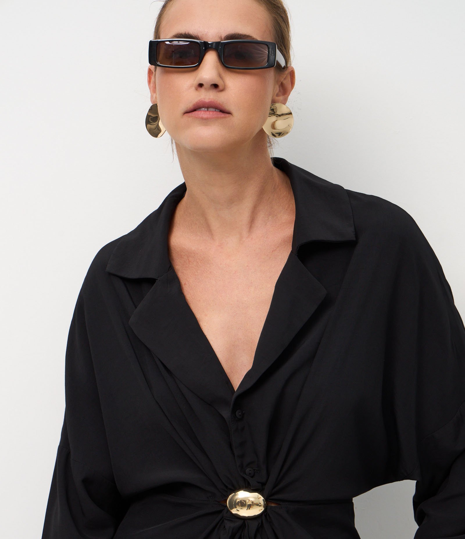 Camisa Ampla Acetinada com Aviamento Central Preto 3