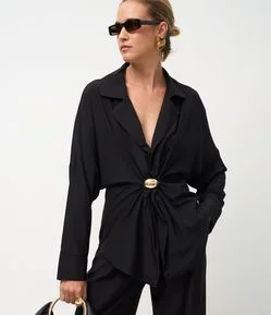 Camisa Ampla Acetinada com Aviamento Central