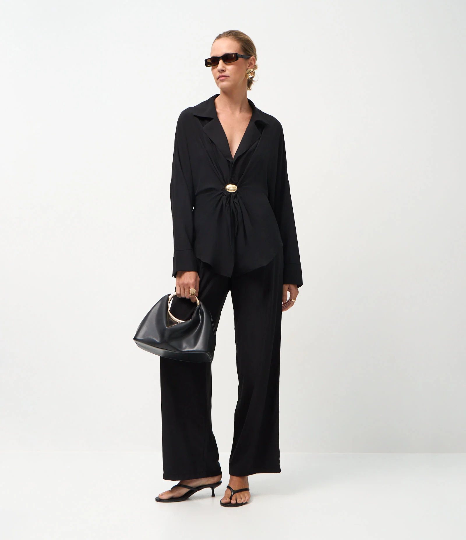 Calça Reta Acetinada com Cós Estruturado e Pregas Frontais Preto 1