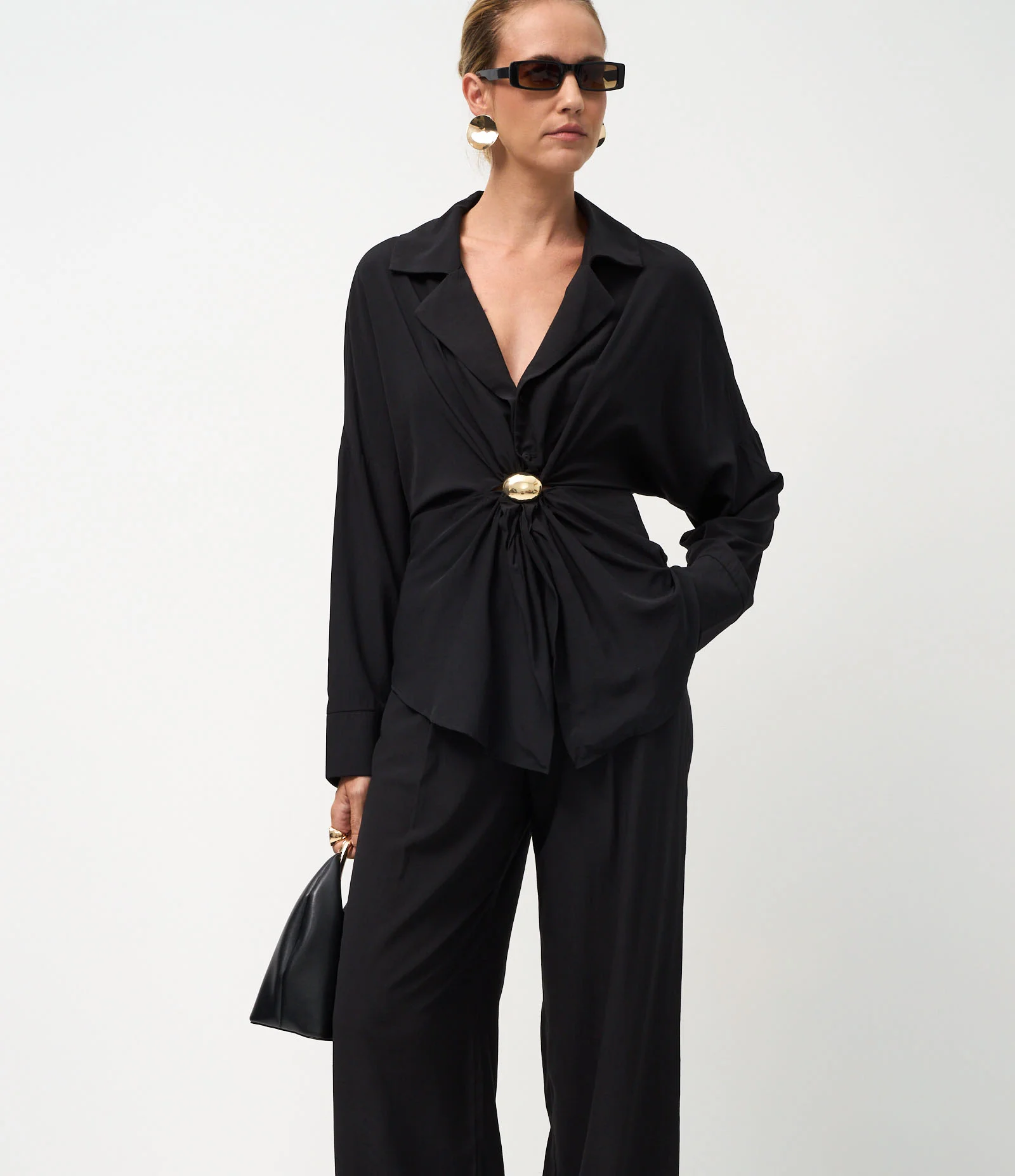 Calça Reta Acetinada com Cós Estruturado e Pregas Frontais Preto 2