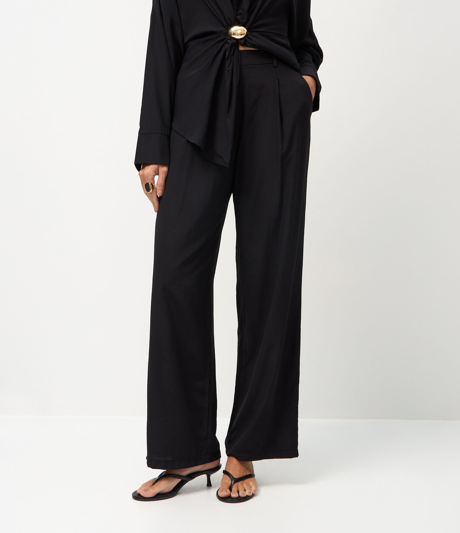 Calça Reta Acetinada com Cós Estruturado e Pregas Frontais Preto 3