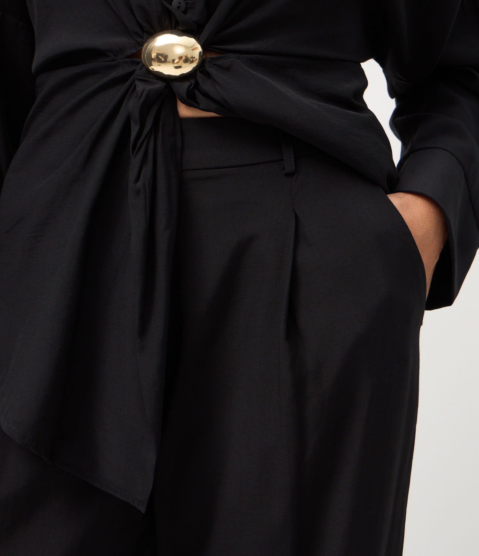 Calça Reta Acetinada com Cós Estruturado e Pregas Frontais Preto 4