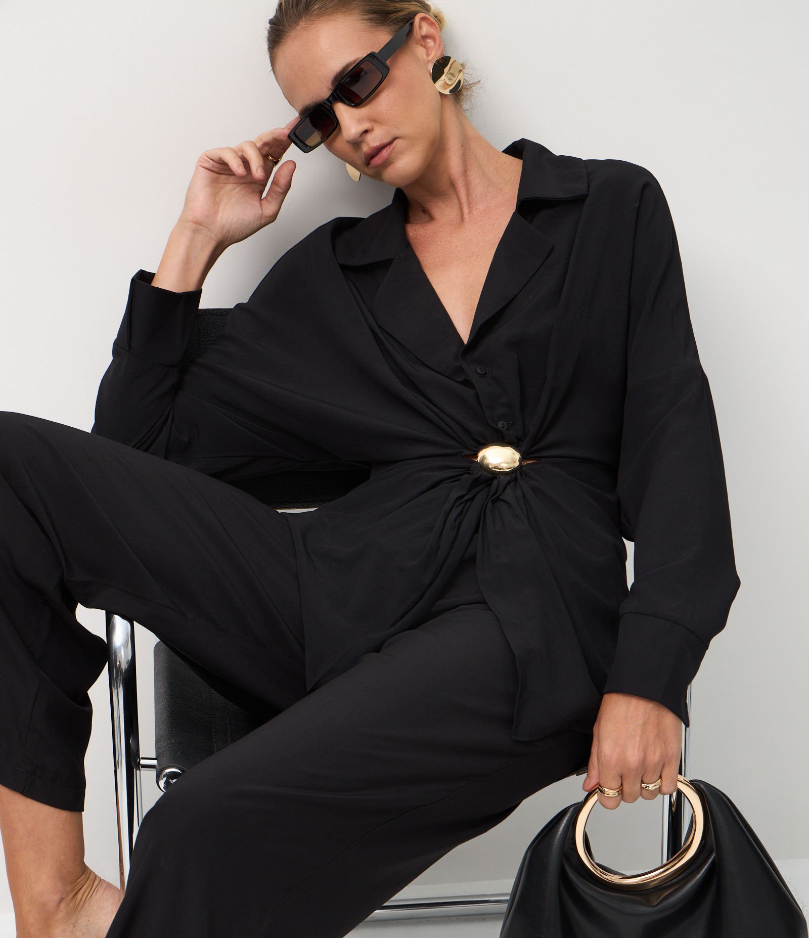 Calça Reta Acetinada com Cós Estruturado e Pregas Frontais Preto 5