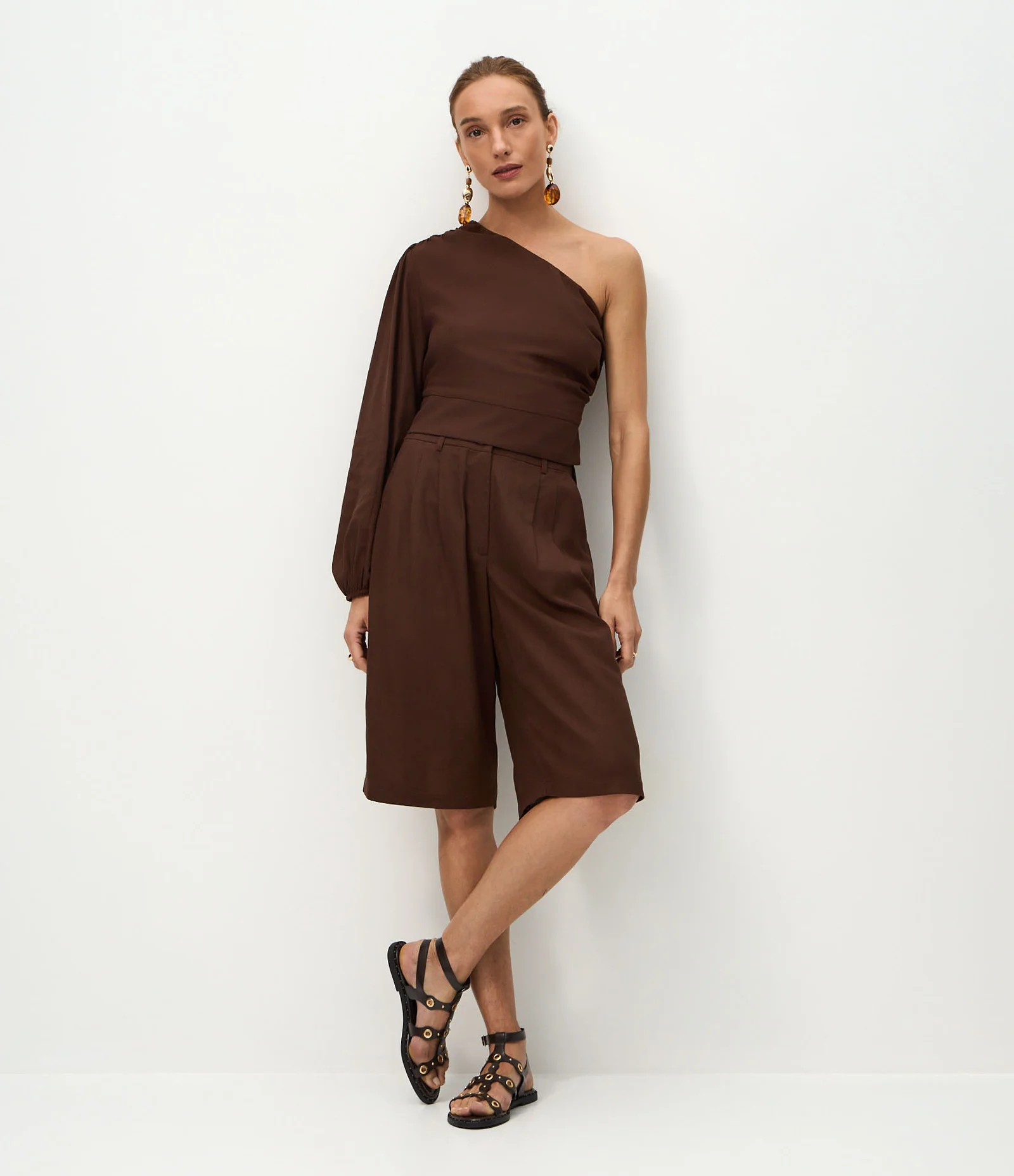 Bermuda em Viscolinho com Pregas Frontais Marrom 1