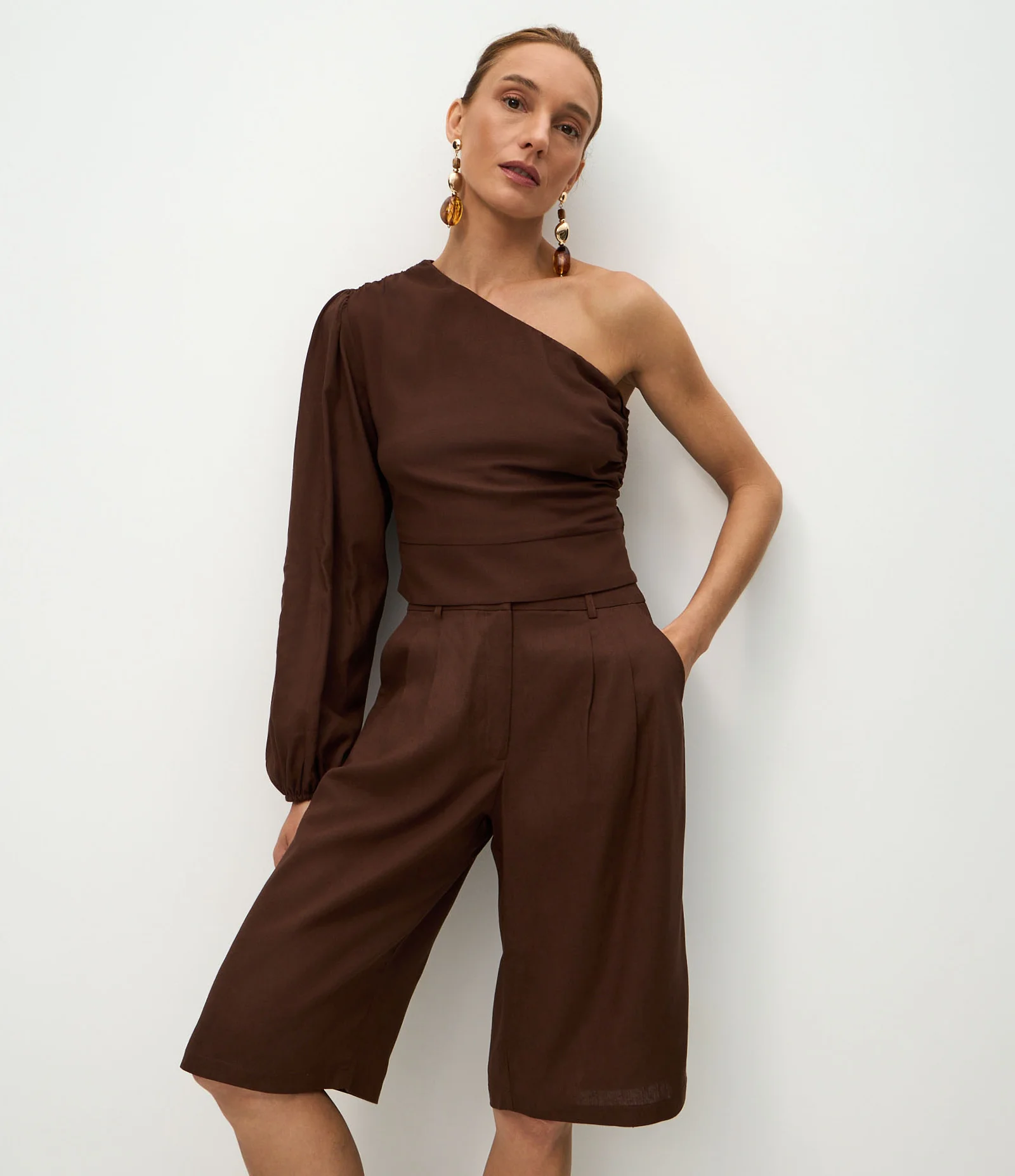 Bermuda em Viscolinho com Pregas Frontais Marrom 2