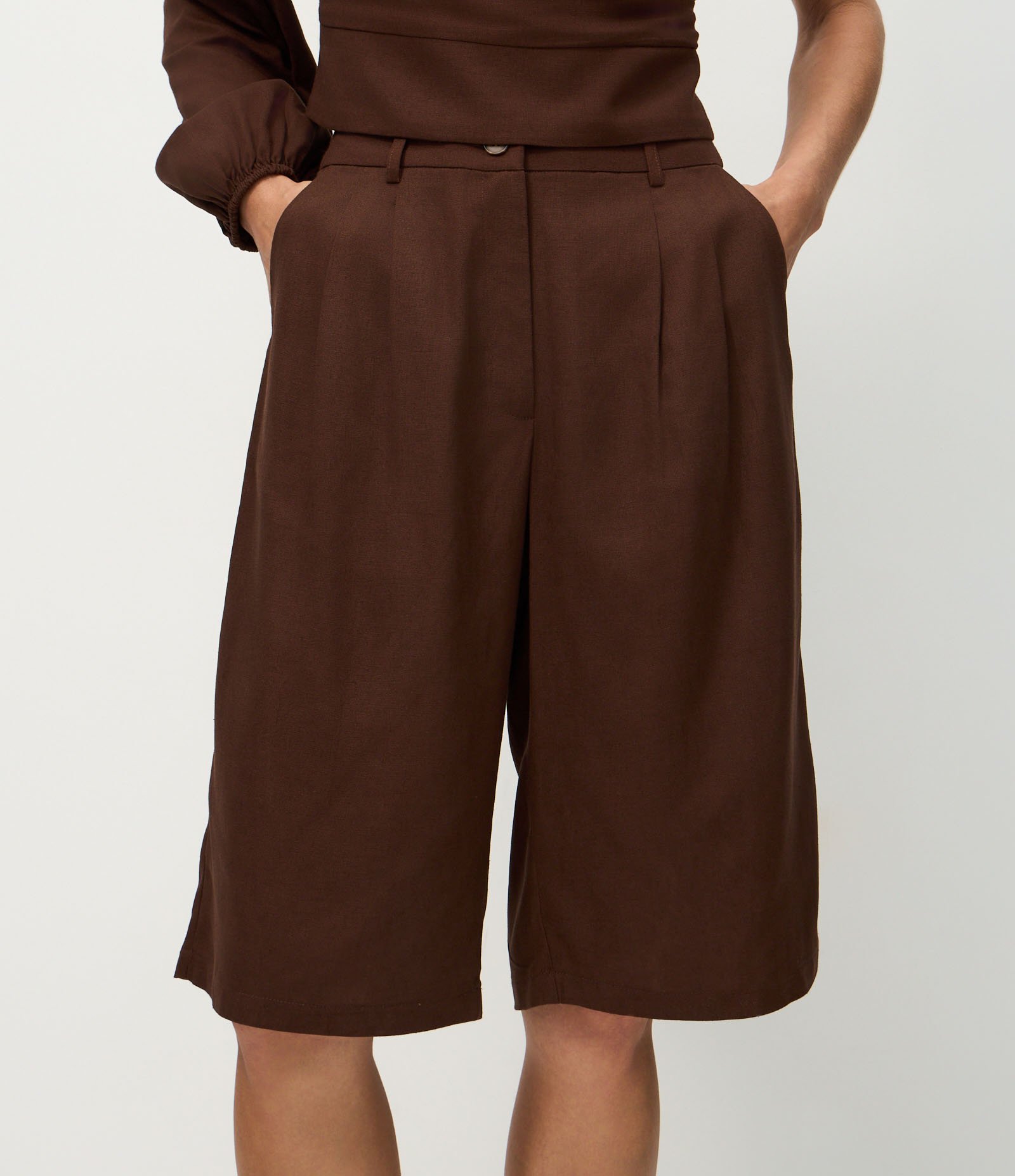 Bermuda em Viscolinho com Pregas Frontais Marrom 4