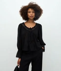Blusa em Chiffon com Transparência e Renda Aplicada