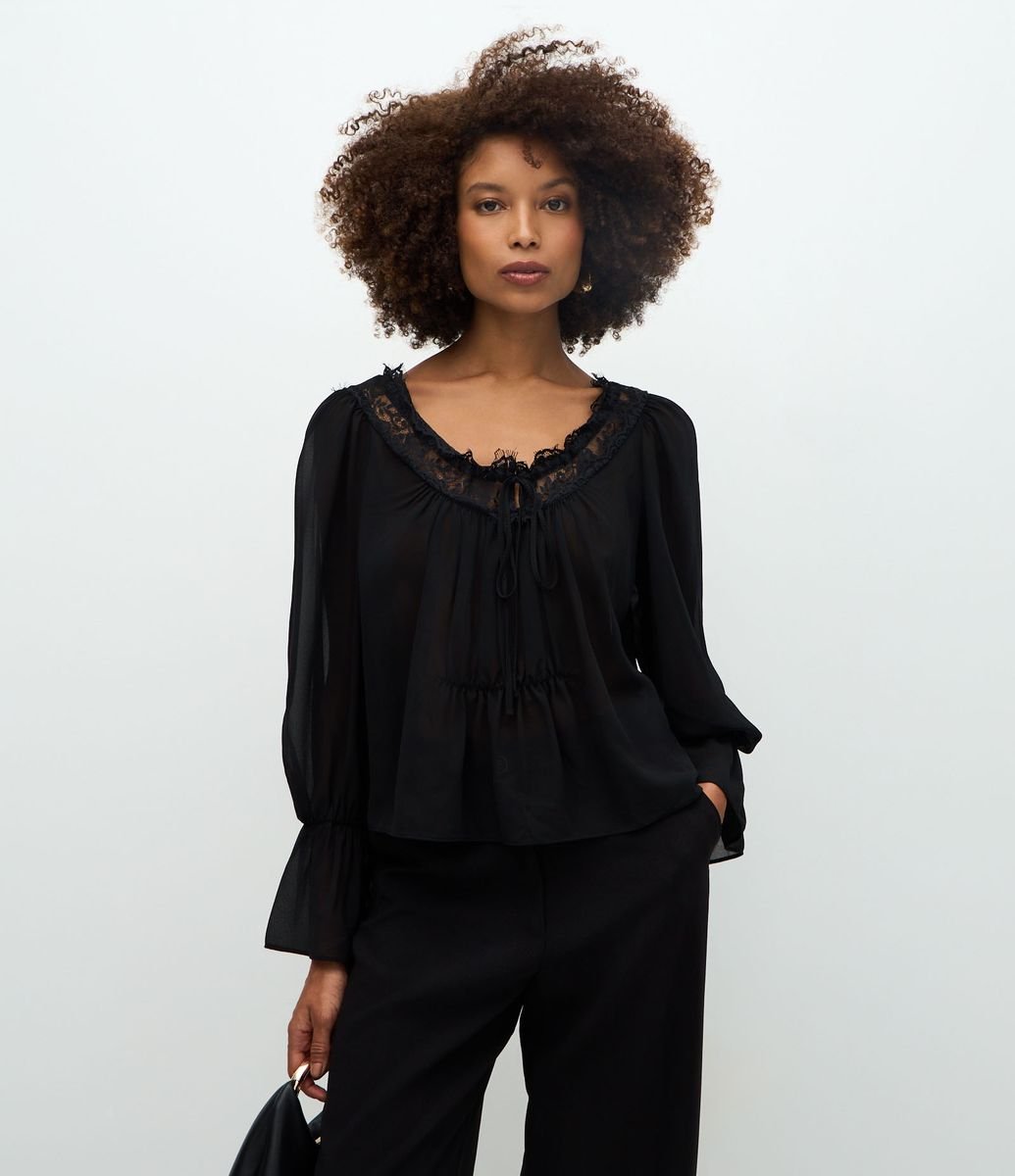 Blusa em Chiffon com Transparência e Renda Aplicada Preto