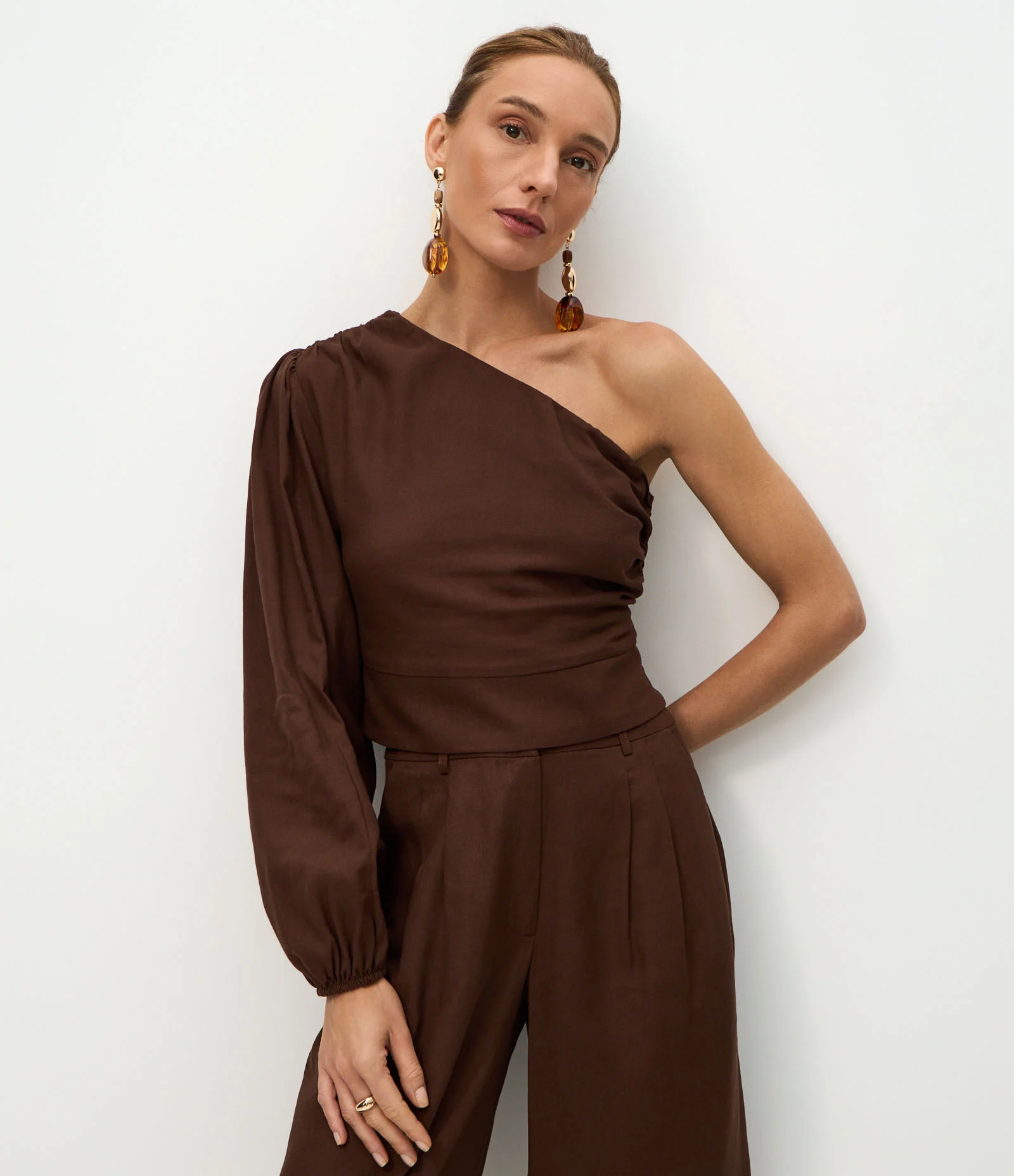 Blusa em Viscolinho com Um Ombro Só e Amarração Lateral Marrom 1