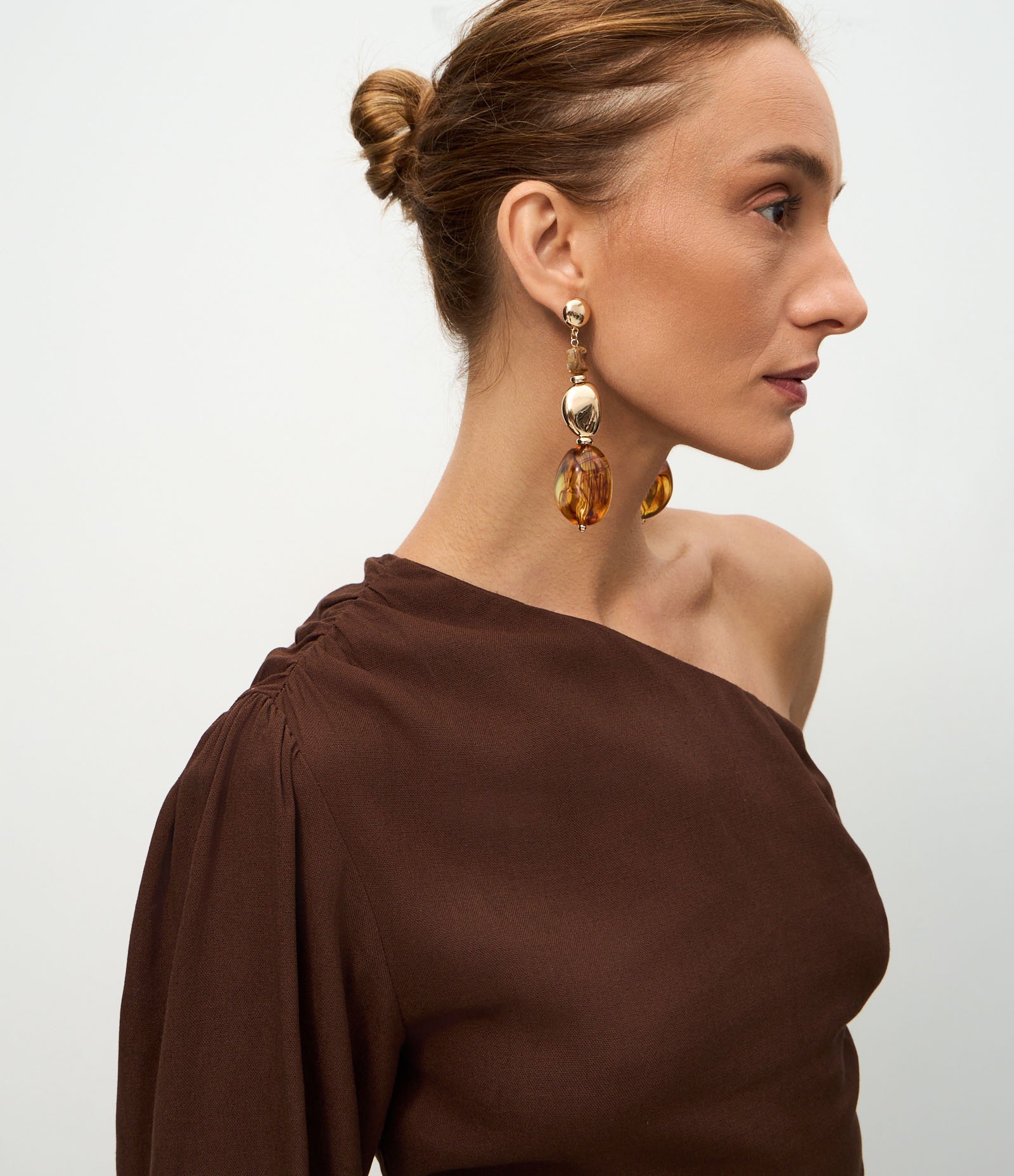 Blusa em Viscolinho com Um Ombro Só e Amarração Lateral Marrom 3