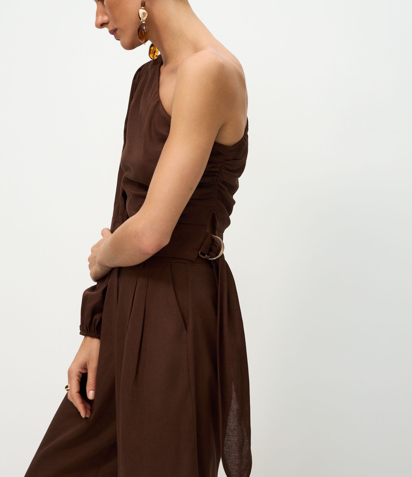 Blusa em Viscolinho com Um Ombro Só e Amarração Lateral Marrom 4