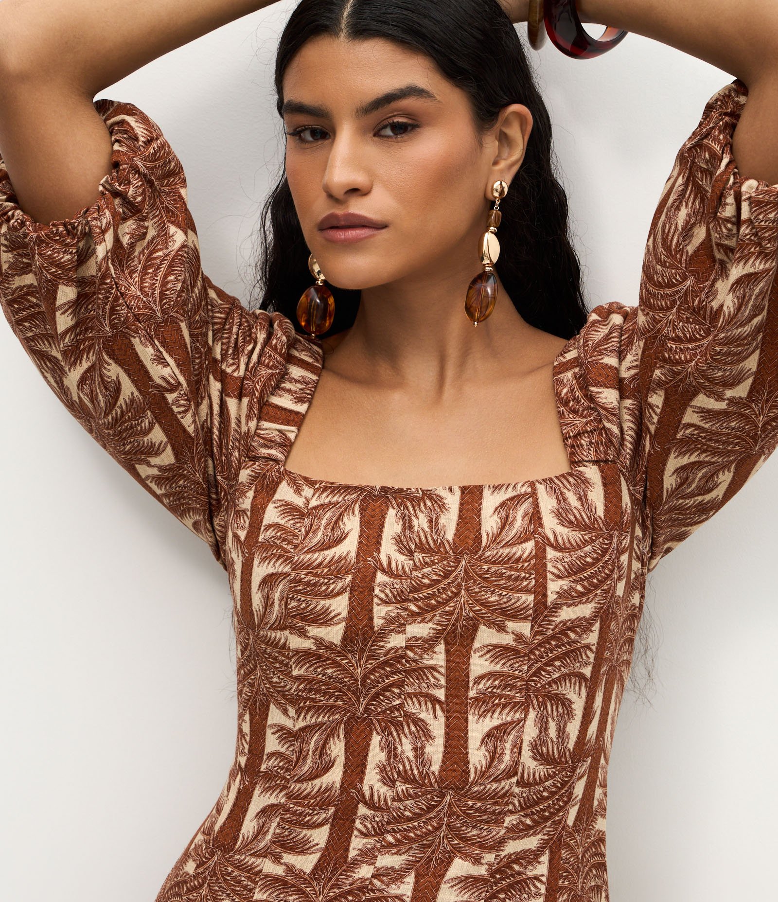 Vestido Midi Estampado em Viscolinho com Mangas Bufantes Marrom 2