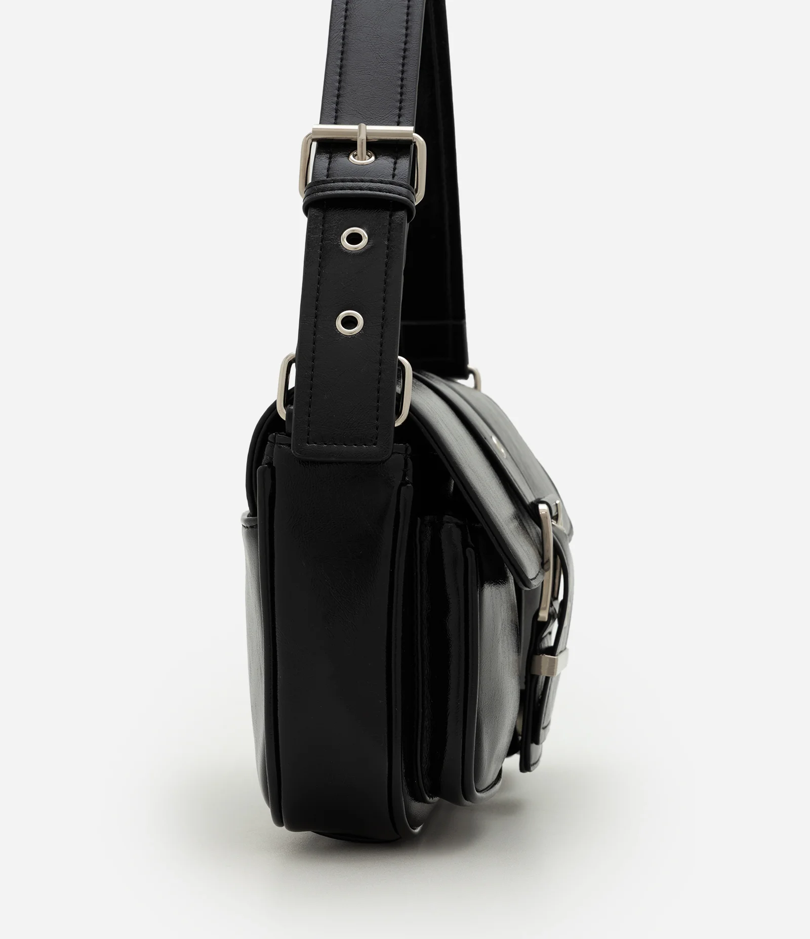 Bolsa Shoulder Média em PU com Tampa e Bolsos Frontais Preto 2
