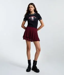 Saia Curta em Renda com Babado Assimétrico