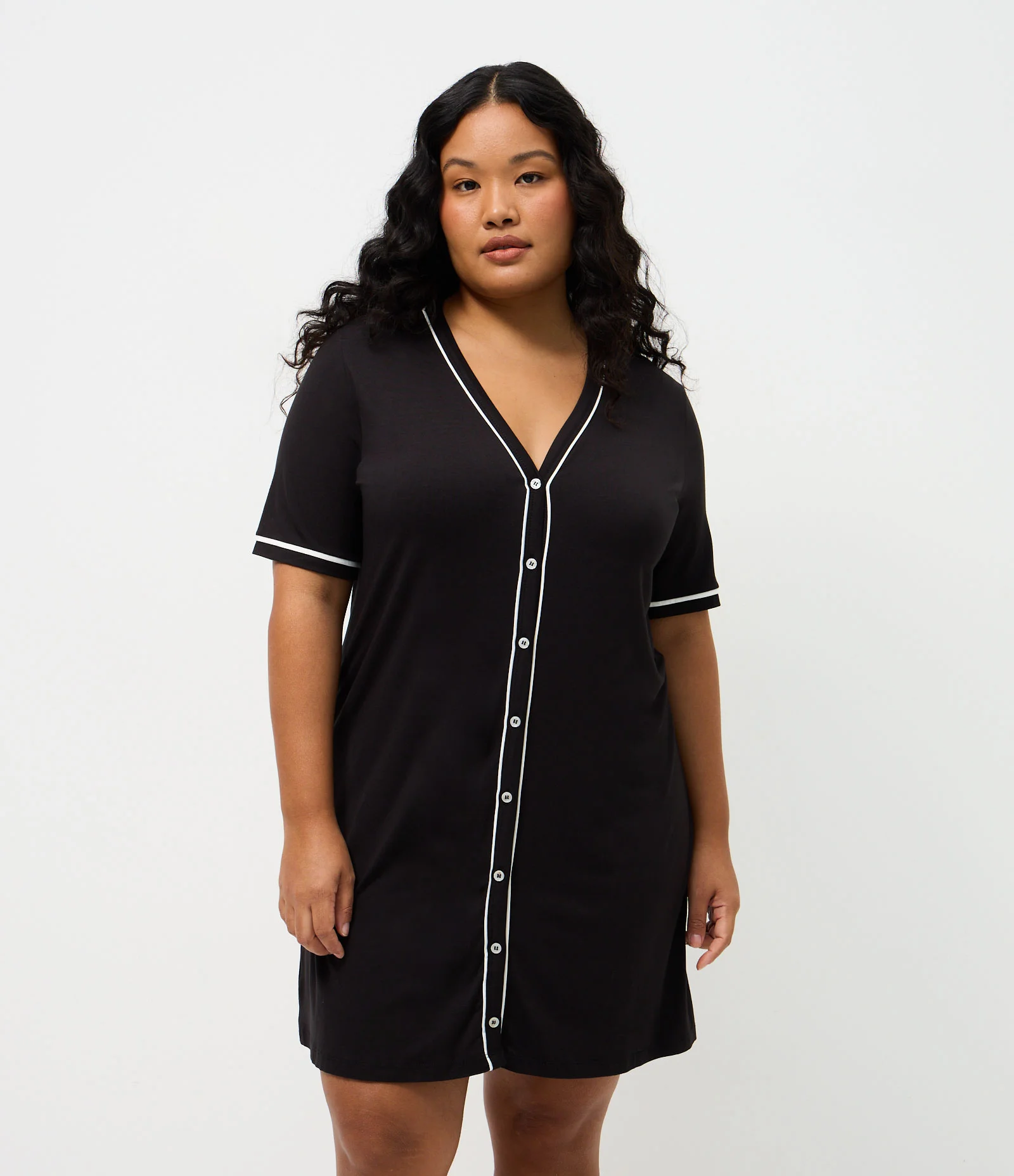 Camisola Curta com Abotoamento Frontal e Detalhes Contrastantes Curve & Plus Size Preto 1