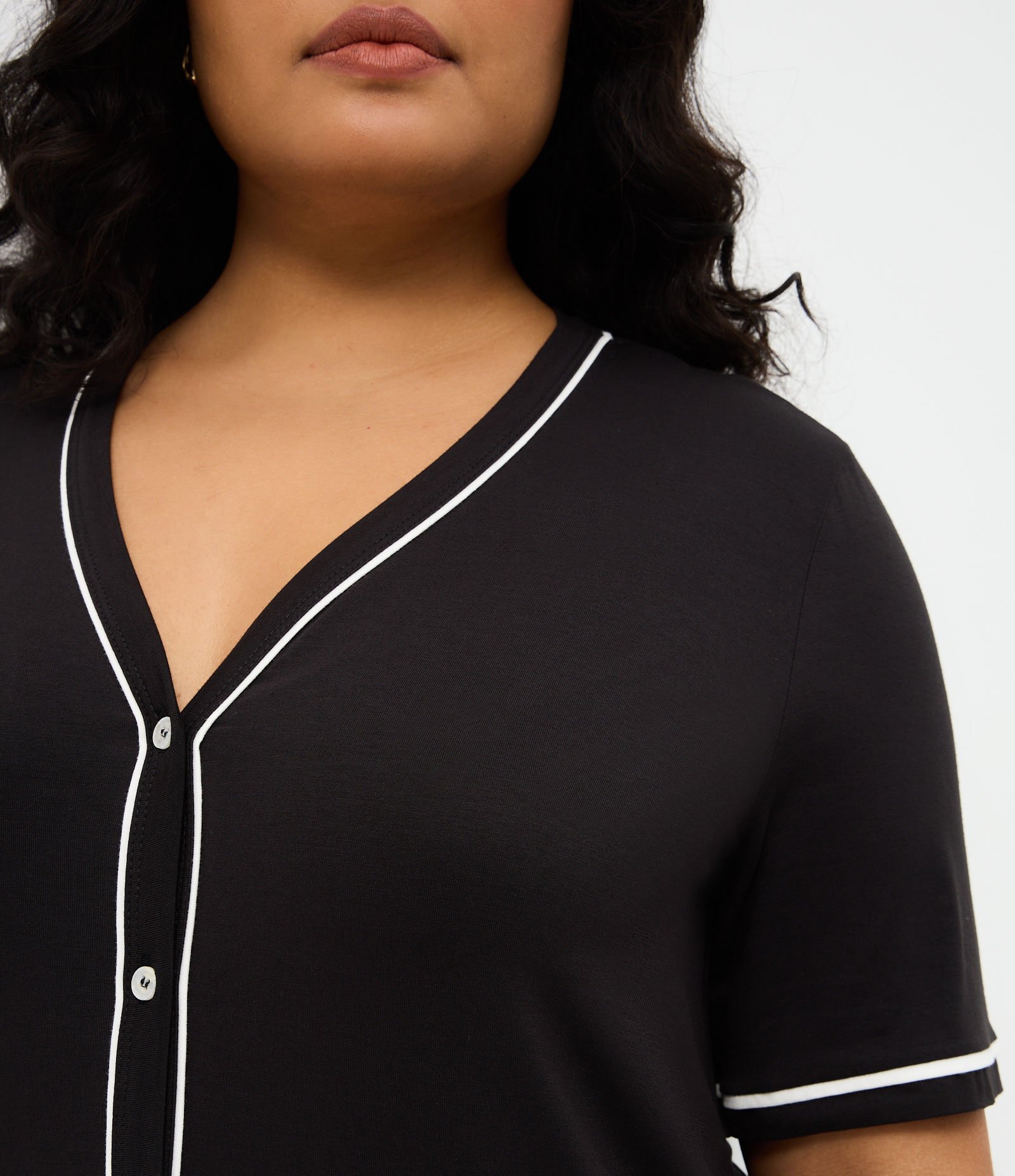 Camisola Curta com Abotoamento Frontal e Detalhes Contrastantes Curve & Plus Size Preto 3