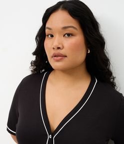 Camisola Curta com Abotoamento Frontal e Detalhes Contrastantes Curve & Plus Size