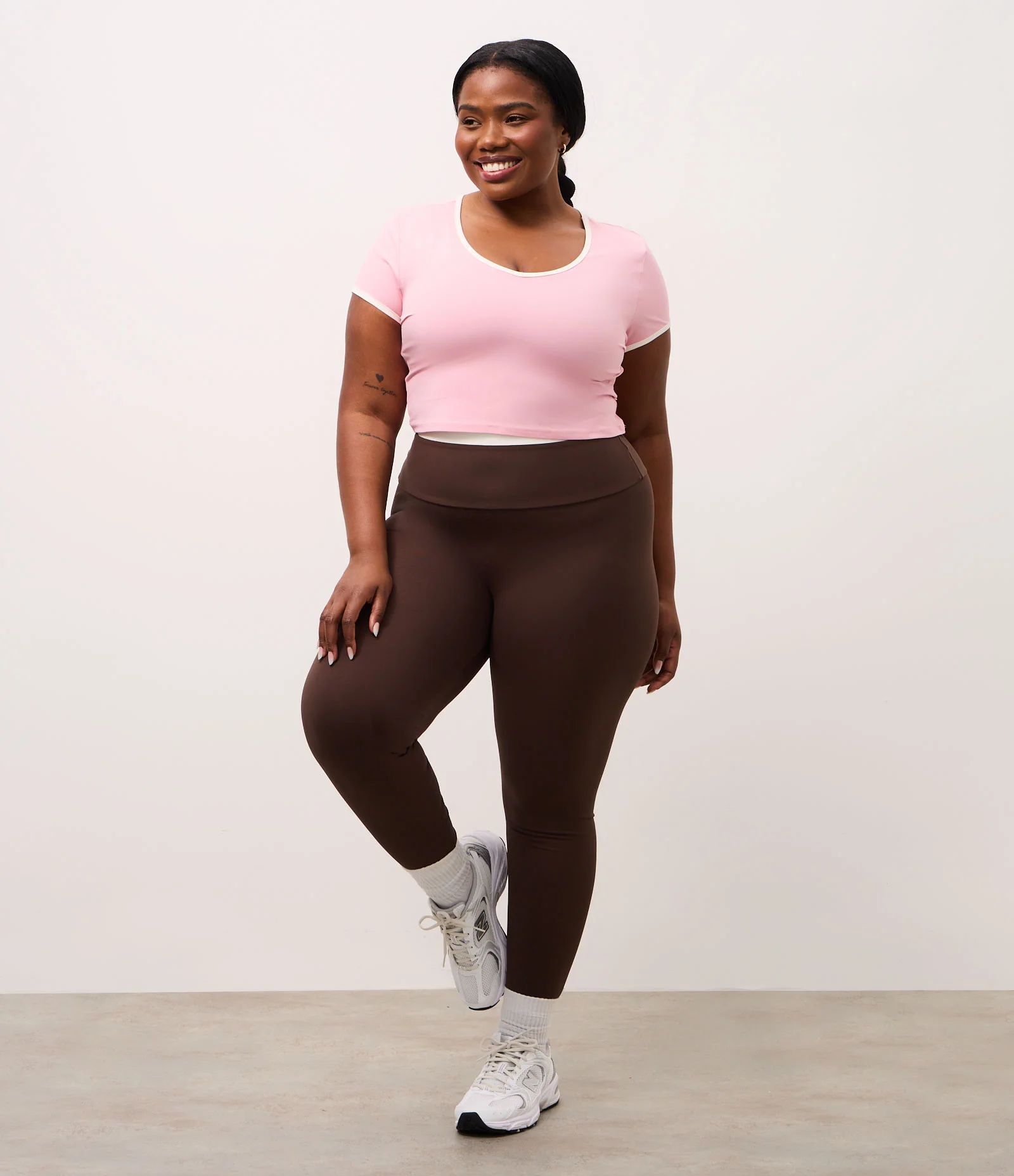 Camiseta Cropped Esportiva com Viés Contrastantes Rosa 2